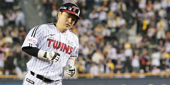 <yonhap photo-6087=""> 연장전 솔로 홈런 친 LG 박동원 (서울=연합뉴스) 김인철 기자 = 28일 서울 송파구 잠실야구장에서 열린 2025 프로야구 KBO리그 한화 이글스와 LG 트윈스의 경기. 연장 11회말 1사 LG 박동원이 좌월 솔로 홈런을 치고 그라운드를 돌고 있다. 2025.5.28 yatoya@yna.co.kr/2025-05-28 21:46:35/ <저작권자 ⓒ 1980-2025 ㈜연합뉴스. 무단 전재 재배포 금지, AI 학습 및 활용 금지></yonhap>