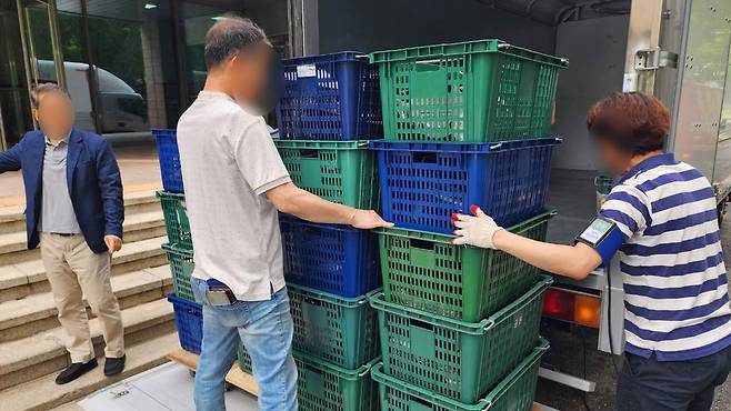 폐기업체 차량에 실려 있던 사무장비들 [연합뉴스/최민희 의원실 제공]