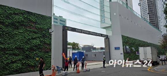 26일 서울 성동구 성수동1가 오티에르 포레 공사 현장. 사진 오른쪽 뒤로 아크로서울포레스트가 보인다. [사진=이수현 기자]