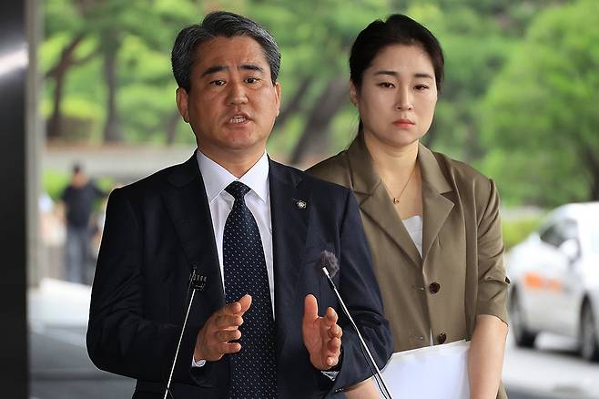 윤석열 전 대통령의 법률대리인단 송진호, 김계리 변호사가 경호에 관한 직권남용, 대통령기록물관리법 위반 등으로 경호처 지휘부 등 관계자를 고발하기 위해 26일 서울 서초구 서울중앙지검으로 들어서며 취재진의 질문에 답하고 있다. 2025.6.26 [사진=연합뉴스]