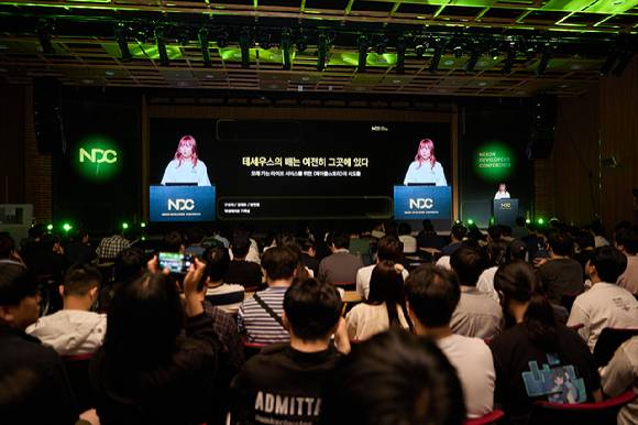 지난 16일 경기창조경제혁신센터 열린 NDC2025에서 청중들이 정현정 개발자의 '오래 가는 라이브 서비스를 위한 메이플스토리의 시도들' 강연을 듣고 있다. [사진=넥슨]