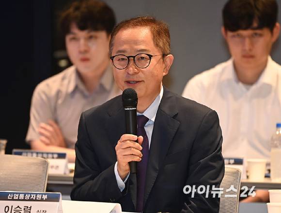 이승렬 산업부 산업정책실장이 27일 오전 서울시 관악구 서울대에서&nbsp;열린 K휴머노이드연합&nbsp;창립총회에서 인사말을 하고 있다. [사진=곽영래 기자]