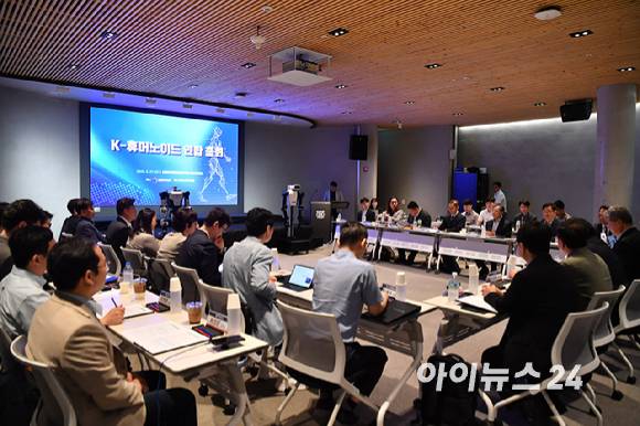 장병탁 서울대 AI연구원장이 27일 오전 서울시 관악구 서울대에서&nbsp;열린 K휴머노이드연합&nbsp;창립총회에서 인사말을 하고 있다. [사진=곽영래 기자]