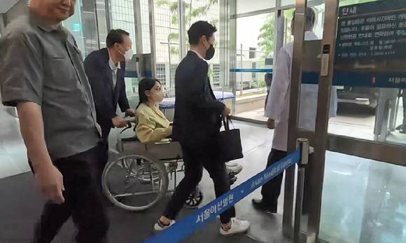 27일 서울 송파구 서울아산병원에서 윤석열 전 대통령이 미는 휠체어에 탄 채 퇴원하고 있다. 2025.6.27 [SBS·MBC·KBS·YTN·MBN 방송 풀 제공] [사진=연합뉴스]