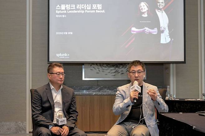 최원식 스플렁크 코리아 지사장(왼쪽)과 하오 양(Hao Yang) 스플렁크 AI 총괄 부사장(오른쪽)과/ 출처=스플렁크