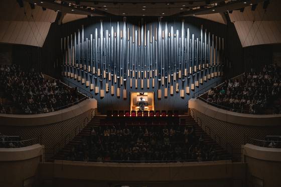 부산콘서트홀은 비수도권 최초로 파이프오르간을 갖췄다. 지난 22일 조재혁 오르가니스트의 연주 모습. [사진 부산콘서트홀]