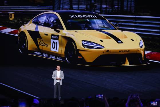 레이쥔 샤오미 CEO가 26일(현지시간) 신형 전기차 YU7을 선보이고 있다. EPA=연합뉴스