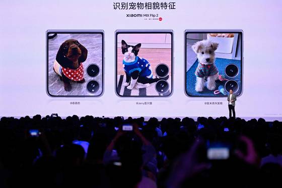 샤오미의 새로운 폴더블 스마트폰 믹스 플립 2. AFP=연합뉴스