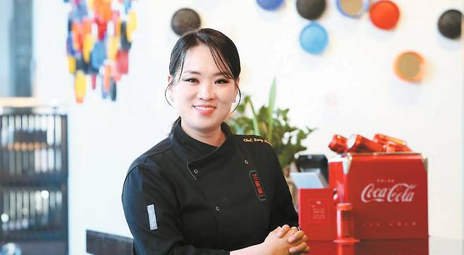 정지선 셰프는 지난 12일, 티엔미미2호점에서 진행한 ‘레드리본 위크’에서 자신만의 스타일로 재해석한 특별한 메뉴를 선보였다. 그는 바쁜 일정에도 중식 자료를 찾아보며 공부하는 등 트렌드를 알기 위해 노력한다.  [사진 한국코카-콜라]