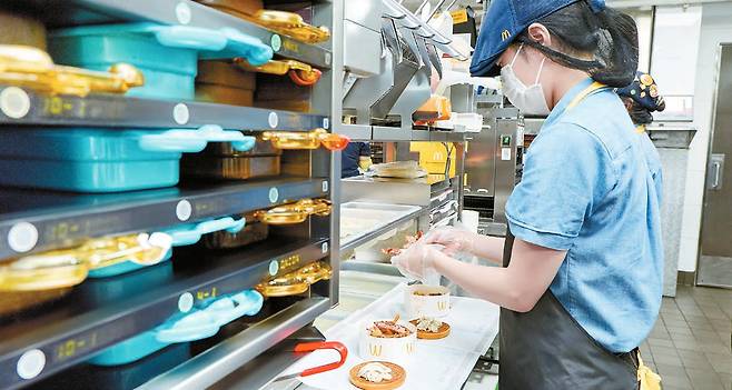 시식회가 열린 지난 4일, 맥도날드 등촌DT점에서 어셈블러가 버거를 만들고 있다. 맥도날드는 주문 즉시 버거를 조리하는 ‘메이드 포 유 시스템’을 운영하는데, 실제로 이날 어셈블러는 2분 만에 버거를 완성했다. [사진 한국맥도날드