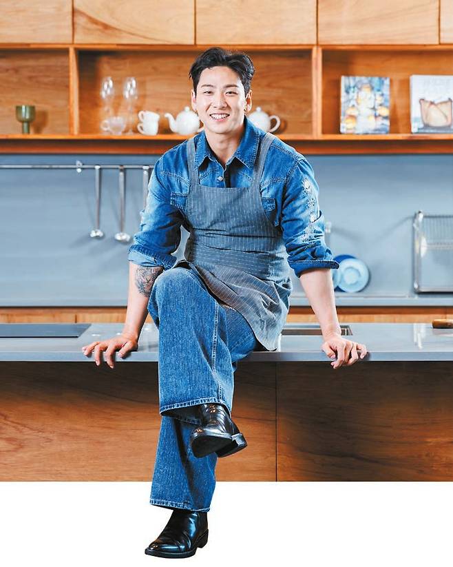 가수 백호가 어릴 적 먹었던 엄마의 요리를 만들어봤다. 배추와 무로 끓인 담백한 국물에 콩가루 반죽을 넣어 만드는 제주식 콩국이다. 사진 나승보