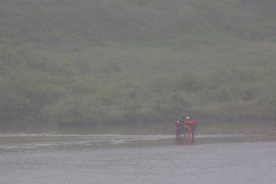 지난달 20일 오후 경기 연천군 임진교에서 실시된 임진강 홍수 대비 주민대피 훈련에서 소방대원들이 강변에 고립된 주민을 구조하는 훈련을 하고 있다.   이날 훈련에는 여름철 집중호우 및 북한 황강댐 방류에 따른 임진강 수위 상승에 대비해 연천군과 연천소방서, 한국수자원공사 등이 참가했다. 연합뉴스