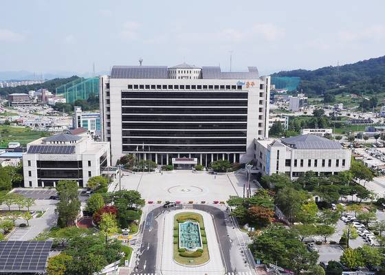 충북 충주시청의 6급 공무원이 보직인사에 불판을 품고 시장실에 침입해 컴퓨터 등을 부수다가 현행범으로 체포됐다. 사진 충주시