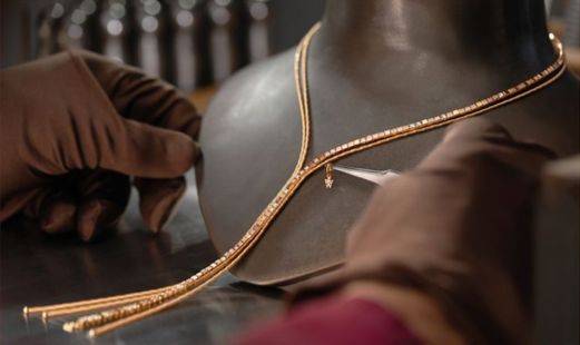 벨렌도르프의 장인이 유연한 움직임을 가진 벨렌도르프의 하이 주얼리 딜라이트풀 템테이션 네크리스를 만들고 있다. 사진 벨렌도르프