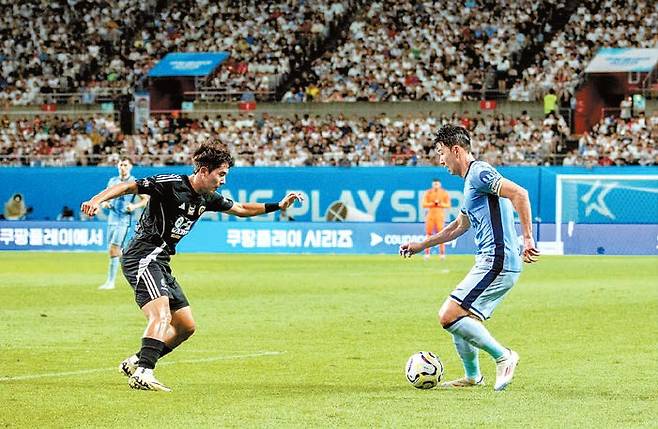 지난해 서울월드컵경기장에서 열린 ‘2024 쿠팡플레이 시리즈’ 토트넘과 팀 K리그의 경기에서 손흥민(오른쪽)이 공을 몰고 있다. [사진 쿠팡]