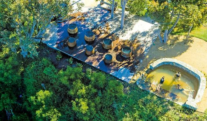 오크통(배럴)에 들어가 즐기는 온천욕으로 젊은 여행객에게 특히 인기가 높은 멧통 핫 스프링. /빅토리아관광청 제공