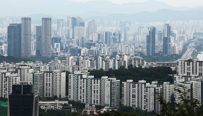 서울 중구 남산에서 시내 아파트가 보이고 있다. 사진=뉴스1