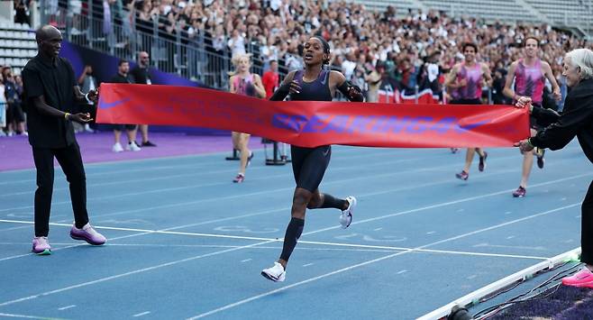 지난 26일(파리 현지 시간) 파리 스타드 샤를레티(Stade Charléty)에서 진행된 나이키 '브레이킹4' 이벤트에서 골인 지점을 통과하고 있는 케냐 육상선수 페이스 키피에곤. /나이키
