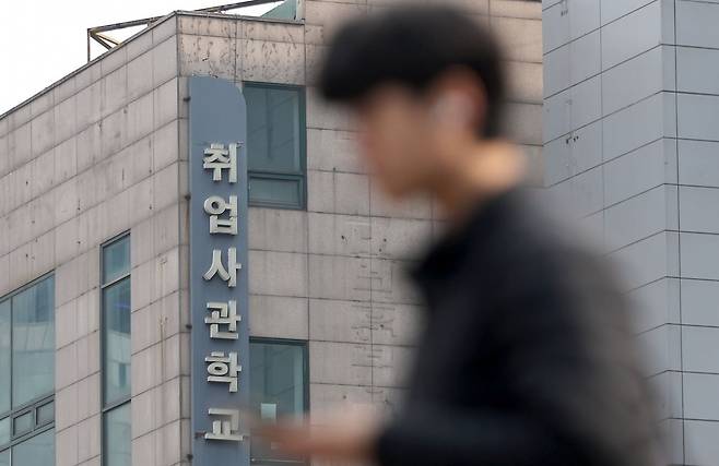 서울 동작구 노량진 학원가에서 한 청년이 취업 준비 학원 앞을 지나가는 모습. 사진은 기사와 직접적 관계 없음. /사진=연합뉴스