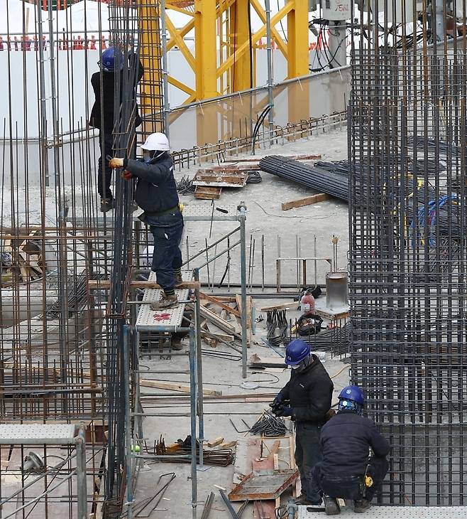 경기도의 한 오피스텔 공사장에서 작업자들이 작업을 하고 있다. /사진=연합뉴스