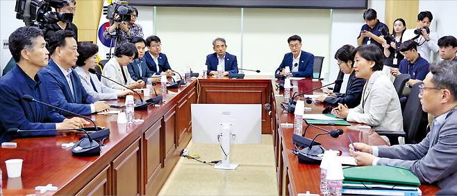 송미령 농림축산식품부 장관이 27일 서울 여의도 국회 의원회관에서 열린 당정협의회에서 양곡관리법 개정안 등 ‘농업 4법’에 관한 의견을 밝히고 있다.  /뉴스1