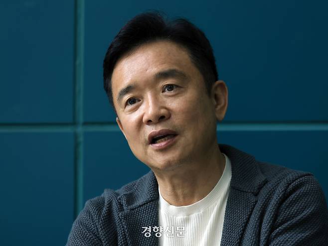 남경필 은구(NGU) 대표(전 경기지사)가 23일 서울시청 로비에서 ‘마약 예방과 퇴치’등과 관련해 인터뷰를 하고 있다. 서성일 선임기자