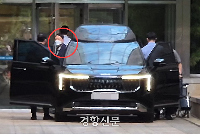 윤석열 전 대통령이 27일 서울 아산병원에서 퇴원하는 김건희 여사가 탑승한 차량에 동승하고 있다. 김태욱 기자