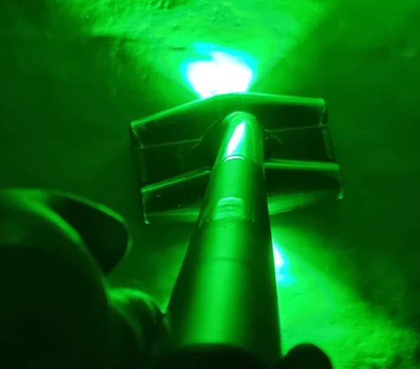 방안에서 조명을 끈 채 다이슨 펜슬백 플러피콘으로 청소를 하면 녹색 LED 조명으로 먼지를 탐지한다. 정옥재 기자