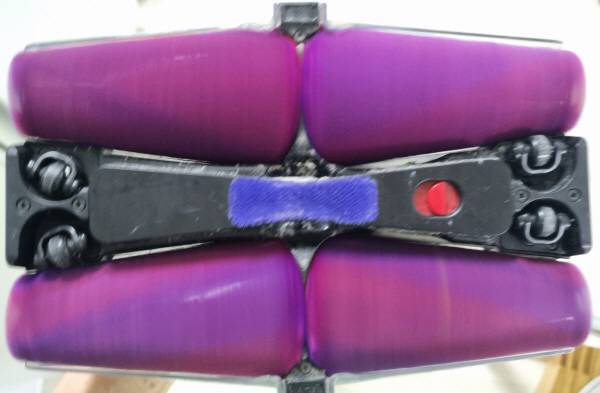 다이슨 펜슬백 플러피콘를 작동시켰다. 청소기 헤드 아랫부분의 네 개 원뿔 모양의 브러시가 각각 움직인다. 정옥재 기자