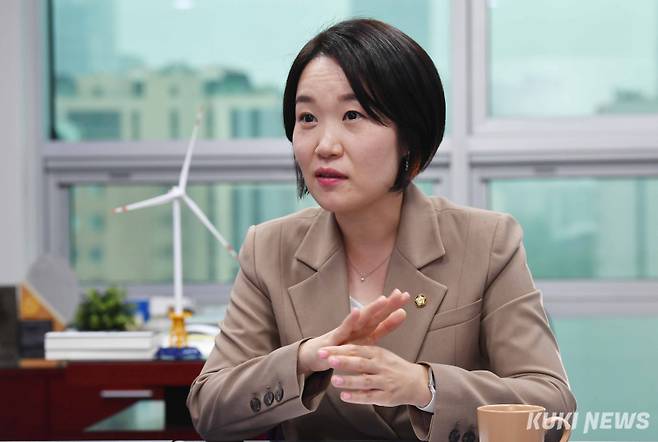 이소영 더불어민주당 의원이 26일 쿠키뉴스와 인터뷰를 하고 있다. 곽경근 대기자