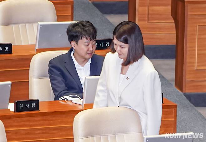 손솔 진보당 의원이 27일 서울 여의도 국회 본회의장에서 의원선서를 마치고 발언대에서 이준석 개혁신당 의원에 대한 징계를 요청하고 있다.