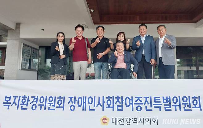 27일(현지시간) 대전시의회 황경아 장애인사회참여증진특별위원장을 비롯해 이효성 복지환경위원장, 이재경·김민숙·이한영 대전시의원과 라오스 교육체육부 장관 및 직원이 협력 관계를 돈독히 하고 있다. 사진=대전시의회 라오스 공동취재단