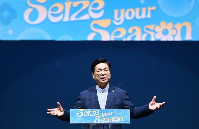 이영훈 여의도순복음교회 목사가 25일 강원도 평창 휘닉스파크 야외대강당에서 열린 ‘2025 한국대학생선교회(CCC) 여름수련회’ 셋째 날 저녁 집회에서 말씀을 전하고 있다. 여의도순복음교회 제공