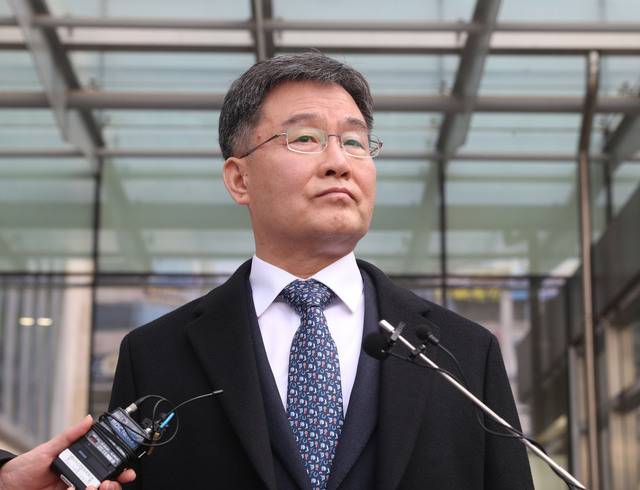 화천대유자산관리 대주주 김만배씨. 검찰은 27일 김씨의 대장동 배임 등 혐의 재판에서 징역 12년을 구형했다. 연합뉴스