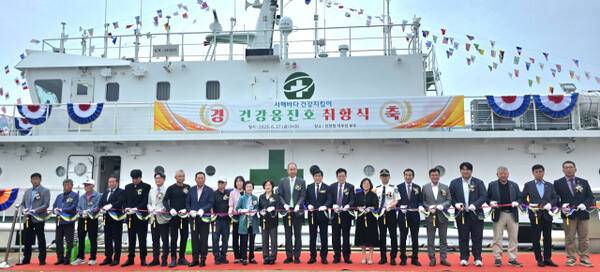 27일 인천 중구 역무선부두 4잔교 건강옹진호 앞에서 테이프 커팅식을 하고 있다. 장민재 기자