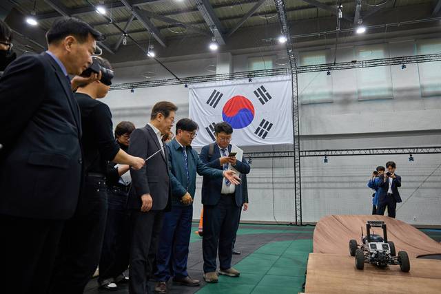 2025년 4월 17일 이재명 당시 대선 경선 후보가 대전 유성구 국방과학연구소에서 개발 중인 무기체계를 둘러보고 있다. 출처 : 이재명 대선 캠프 제공