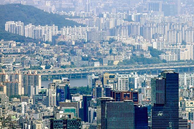 경기도 성남시 청계산 매바위에서 바라본 서울 서초구·강남구(아래)와 한강 이북 아파트 단지. [사진 출처 = 연합뉴스]