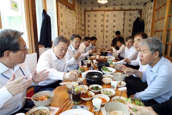 문재인 전 대통령이 청국장으로 점심 식사를 하고 있는 모습 [사진=청와대]