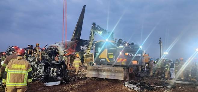 소방대원이 지난해 12월 발생한 무안공항 여객기 사고 잔해를 수습하고 있다. 제주항공 여객기 사고 유가족 제공.