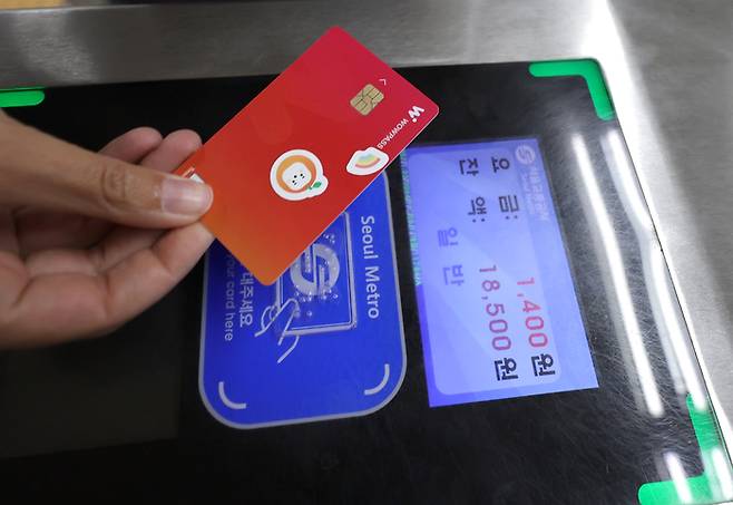 수도권 지하철 교통카드 기본요금이 오는 28일 첫차부터 150원 오른다. [사진 출처 = 연합뉴스]