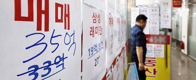 정부가 28일부터 수도권 주택담보대출 한도를 6억원으로 묶는 등 규제책을 발표한 가운데 27일 서울의 한 공인중개사무소 앞에 호가를 올린 매물 가격이 붙어 있다. 김호영 기자
