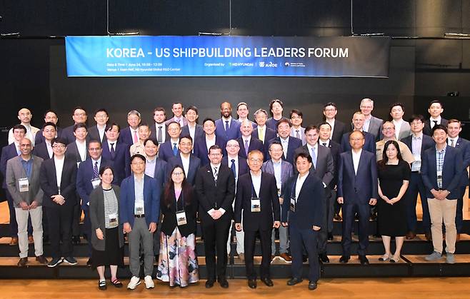 경기도 판교 HD현대 글로벌R&D센터에서 24일 열린 ‘한·미 조선협력 전문가 포럼’ 참석자들이 기념촬영을 하고 있다. [사진 = HD현대중공업]