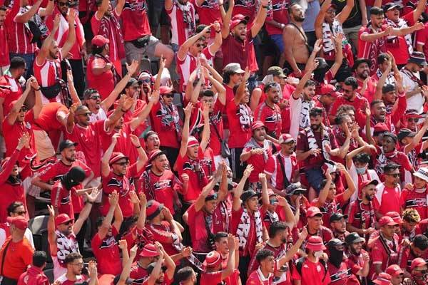 위다드 서포터들이 응원을 하고 있다. 사진= Getty Images/AFP= 연합뉴스 제공