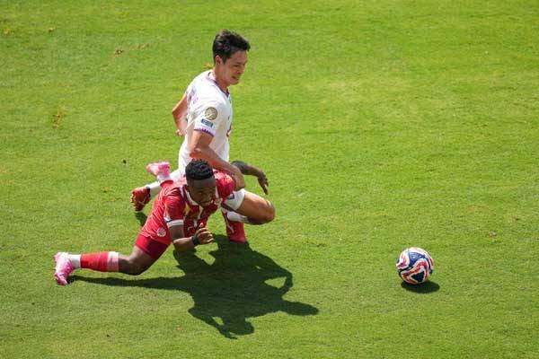 박용우가 상대 선수와 경합을 하고 있다. 사진= Getty Images/AFP= 연합뉴스 제공