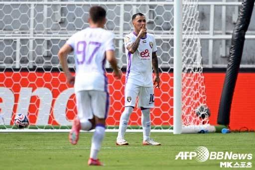 앞서가는 골을 성공시킨 카쿠가 세리머니를 하고 있다. 사진(美 워싱턴DC)=ⓒAFPBBNews = News1