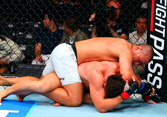 박준용이 2025년 6월 아제르바이잔 바쿠 크리스털 홀 UFC on ABC 8 제5경기 그라운드 상황에서 이스마일 나우르디예프를 팔꿈치로 때리고 있다. 사진=TKO