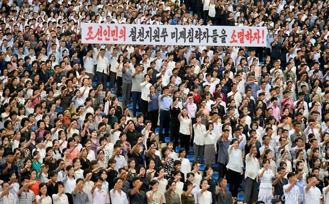 북한 노동당 기관지 노동신문은 26일 평양시와 각 도·시·군들에서 6·25 미제반대투쟁의 날(6·25 한국전쟁 기념일)에 즈음한 군중집회를 진행했다고 보도했다. 평양시와 지방당, 정권, 경제기관, 근로단체일꾼들과 근로자들, 청년학생들이 집회들에 참석했다고 신문은 전했다. / 사진=뉴스1(노동신문)