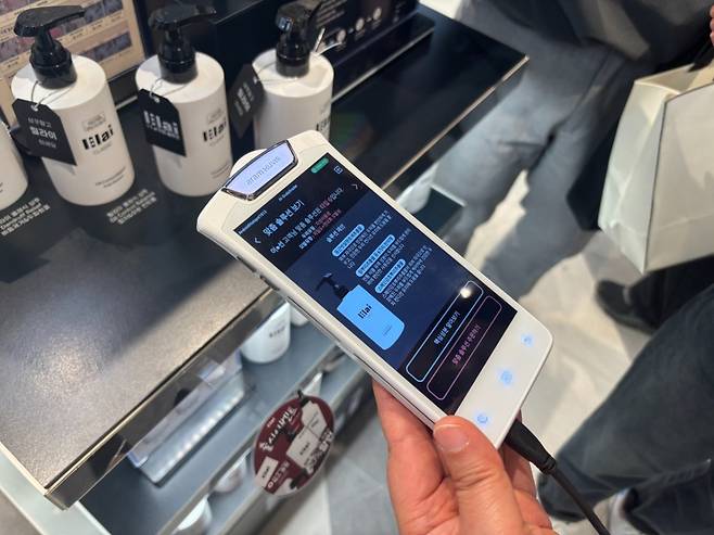 26일 시코르 강남역점에서 고객이 두피 상태 진단 후 개인 맞춤형 샴푸나 세럼을 현장에서 주문할 수 있다. 제품은 2~3일 이내에 소량 제작되어 배송된다. /사진=하수민기자
