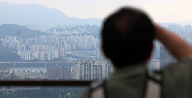 [서울=뉴시스] 홍효식 기자 = 6월 넷째 주 서울 집값이 1주 전보다 0.43% 오르며 다시 6년 9개월 만에 가장 높은 상승률을 나타냈다. 한국부동산원이 26일 발표한 전국 주간 아파트가격 동향에 따르면 지난 23일 기준 전국 아파트 매매가격은 0.06% 오르며 1주 전(0.05%)보다 상승폭이 커졌다. 이처럼 집값 상승을 이끄는 지역은 서울(0.36%→0.43%)로, 이번 주도 상승폭이 한층 커졌다. 서울 매매가격 상승률은 이달 들어 6월2일 0.19%→6월9일 0.26%→6월16일 0.36%→6월23일 0.43%로 매주 소수점 첫째 자리 숫자가 바뀌는 모양새다.  사진은 26일 서울 남산에서 바라본 아파트 모습. 2025.06.26. /사진=홍효식