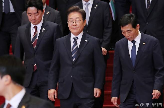 [서울=뉴시스] 국회사진기자단 = 이재명 대통령이 26일 서울 여의도 국회에서 열린 본회의에서 2025년도 제2회 추가경정예산안 시정연설을 마친 뒤 회의장을 나서고 있다. 2025.06.25. photo@newsis.com /사진=